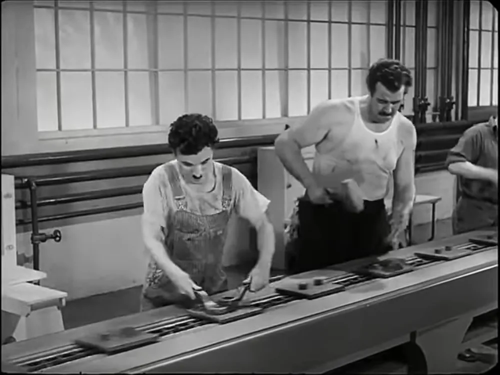 Charlie Chaplin à la chaîne dans Les Temps modernes